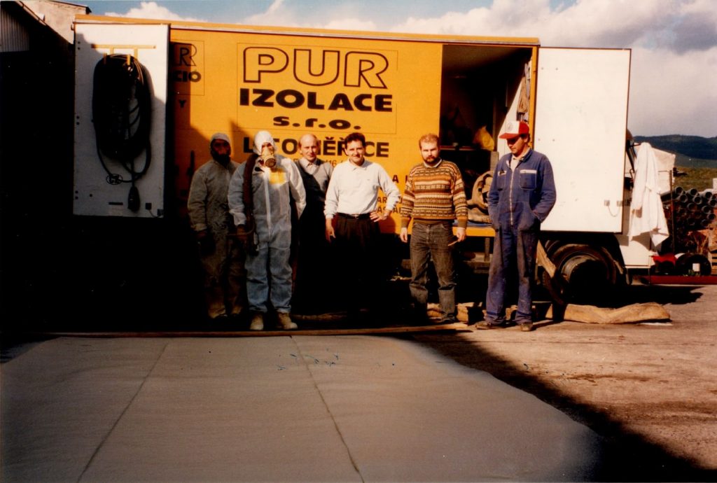 Petr Korčák, druhý zprava. Vývojové zkoušky ekologické PUR pěny, rok 1994