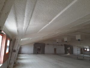 Nový stav stáje po aplikaci tepelné izolace stropu