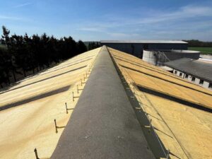 Izolace střechy zemědělského objektu v obci Bříšťany